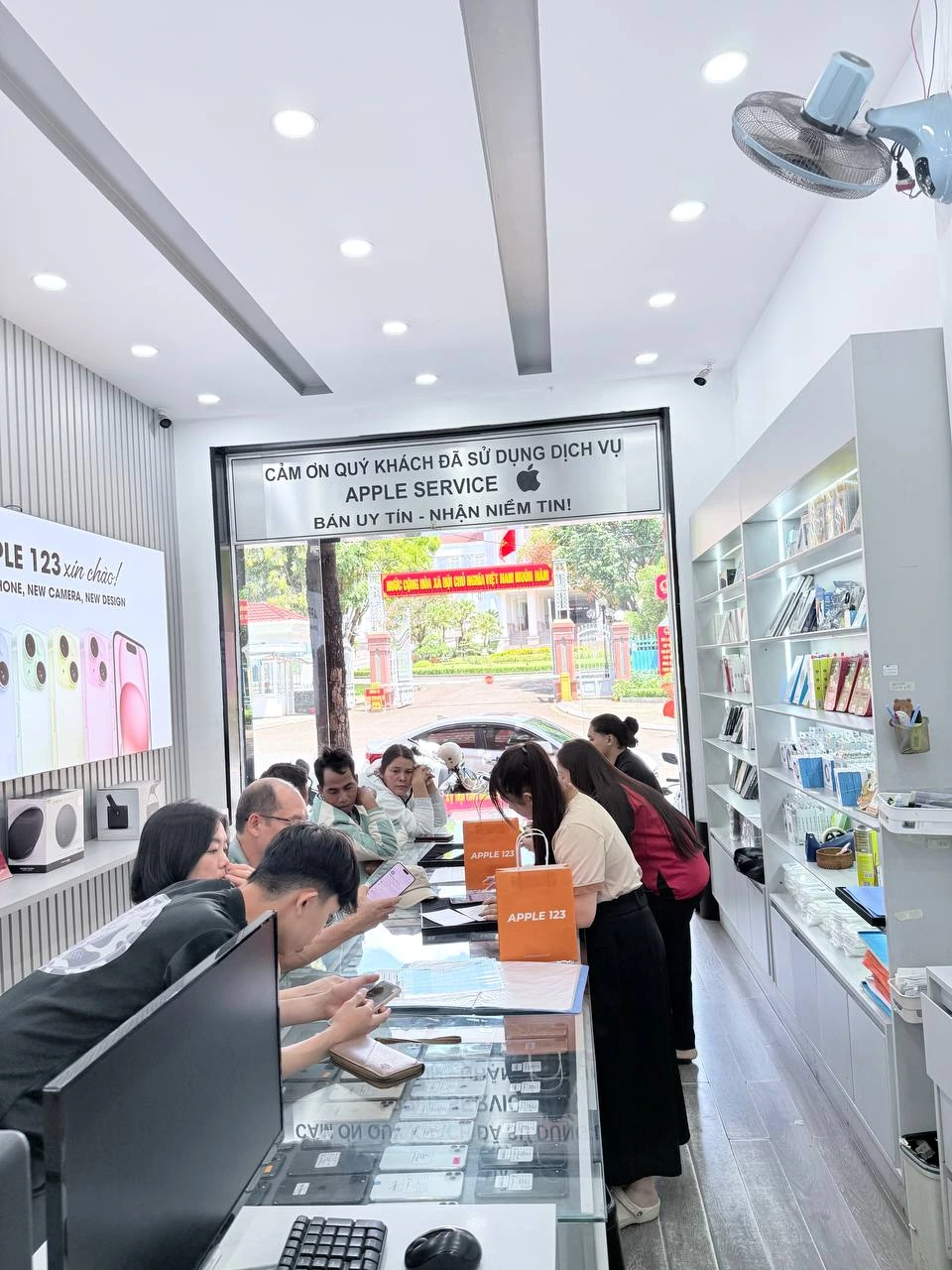 Apple 123 Pleiku luôn rộn ràng đón tiếp quý khách ghé thăm mỗi ngày. Cảm ơn sự tin yêu suốt 9 năm qua!