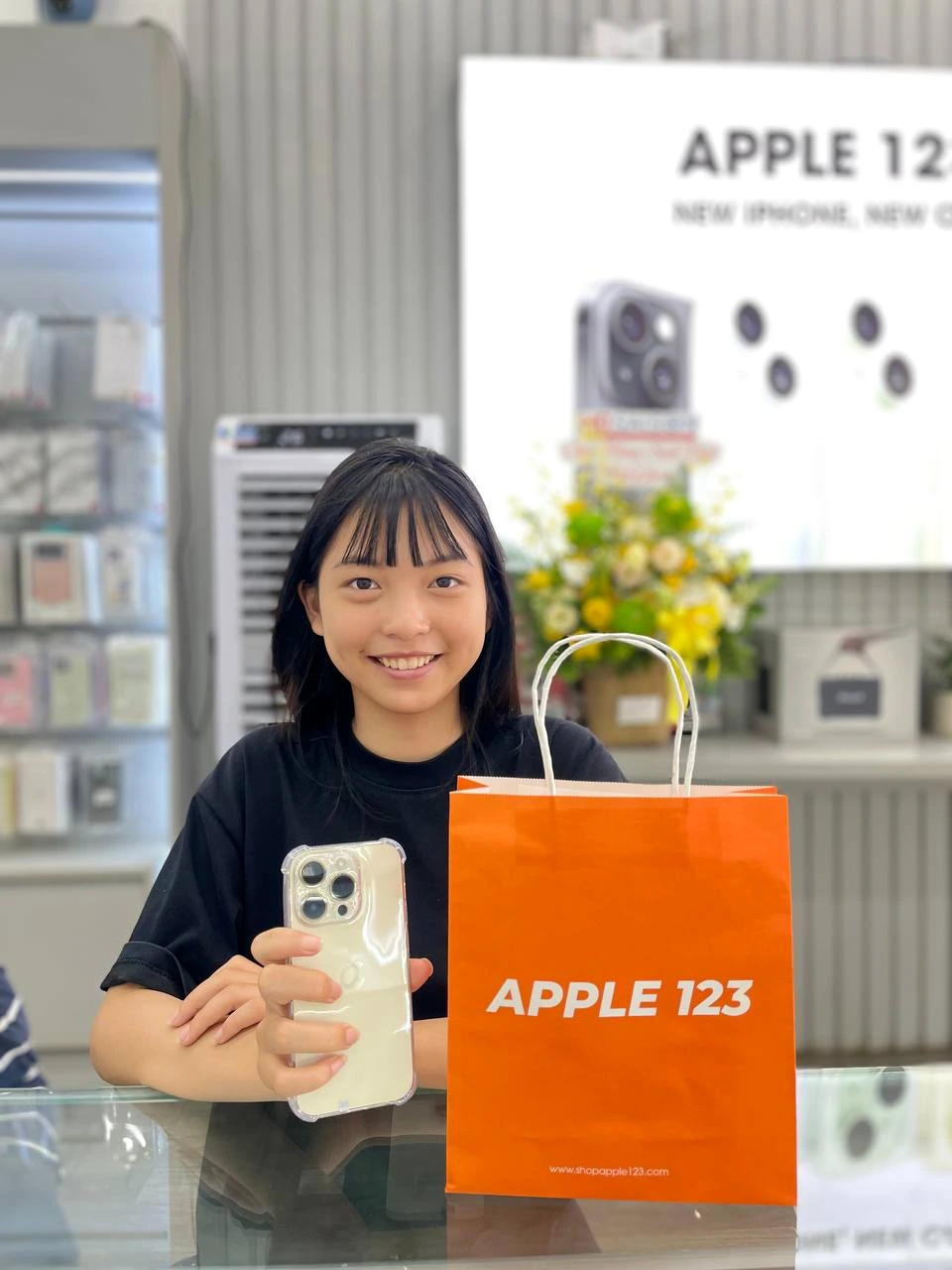 Nụ cười rạng rỡ của bạn khách khi sở hữu iPhone 15 Pro từ Apple 123 Pleiku. Chúc bạn trải nghiệm tuyệt vời!