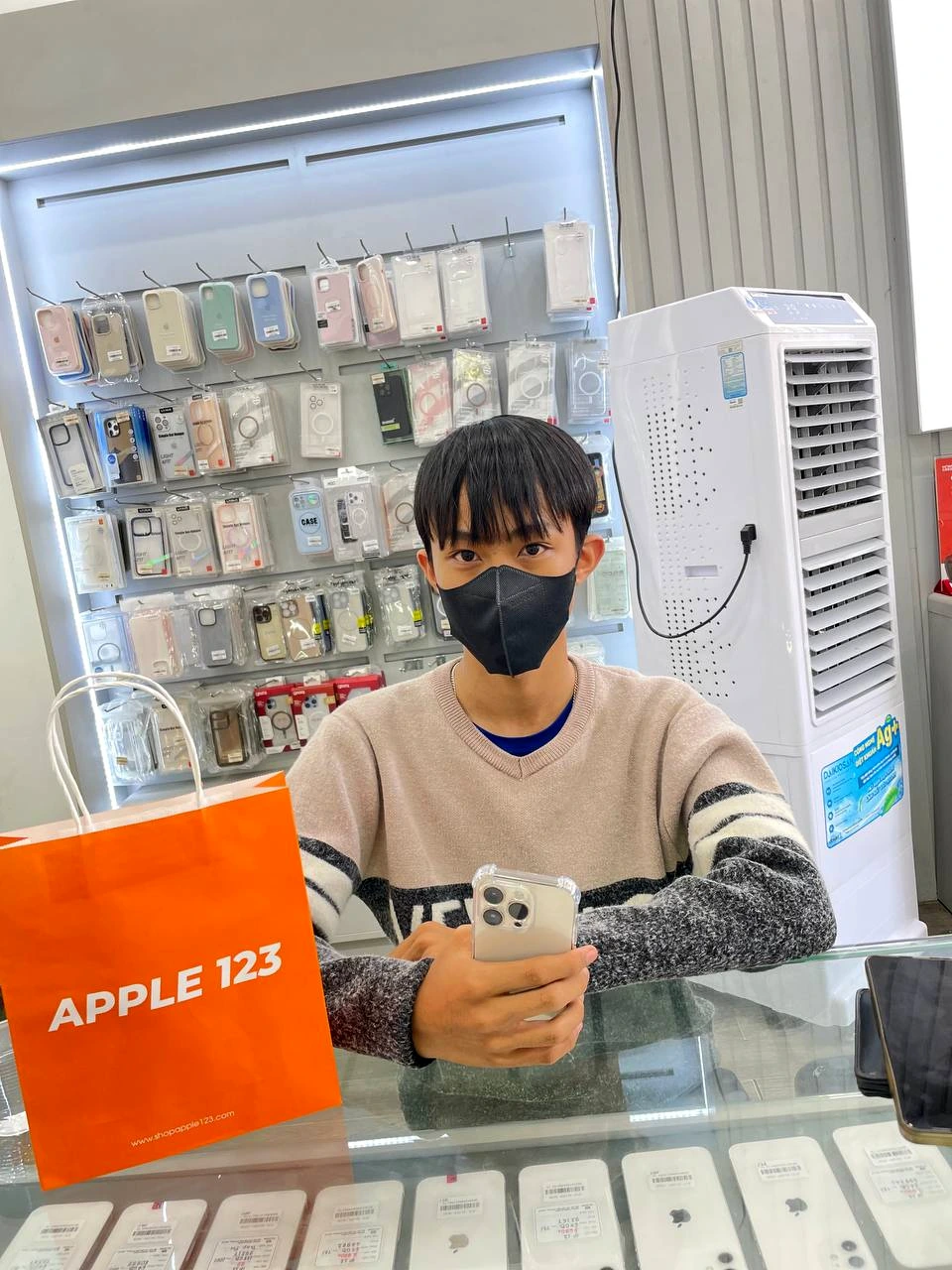 Niềm vui khi Apple 123 Pleiku đón anh khách tin tưởng chọn iPhone mới. Chúc anh có trải nghiệm tuyệt vời cùng sản phẩm nhé! ❤️