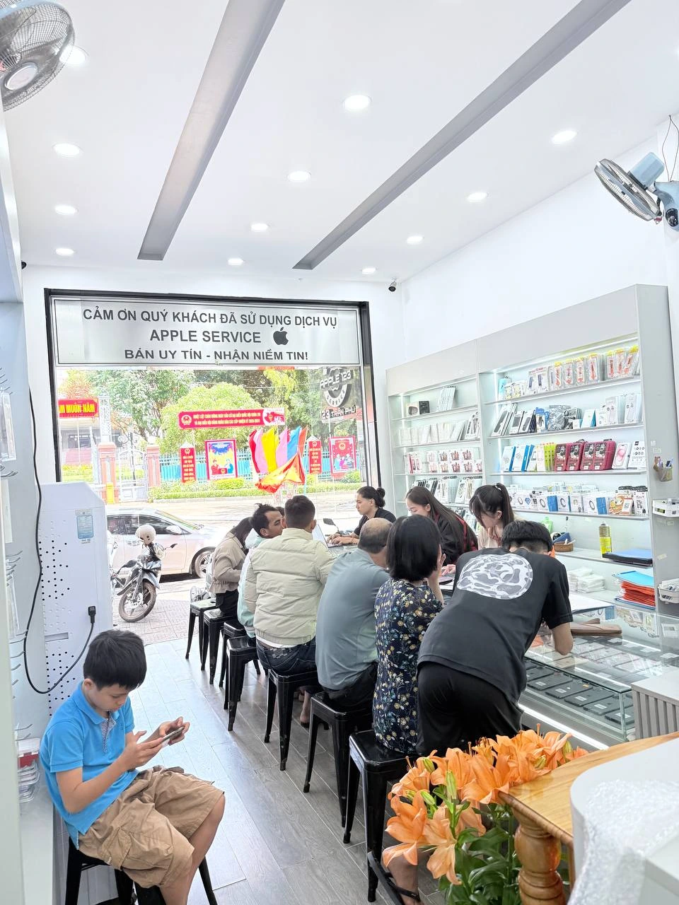 Không khí luôn tấp nập tại Apple 123 Pleiku! Cảm ơn quý khách đã tin tưởng dịch vụ của chúng tôi suốt 9 năm qua.