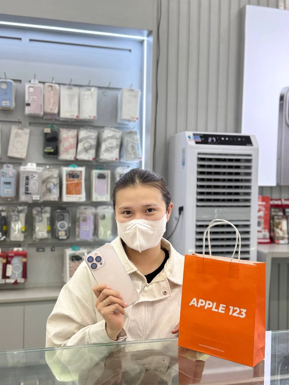 Cảm ơn chị khách đã tin tưởng chọn iPhone 15 Pro tại Apple 123. Chúc chị có những trải nghiệm thật tuyệt vời!