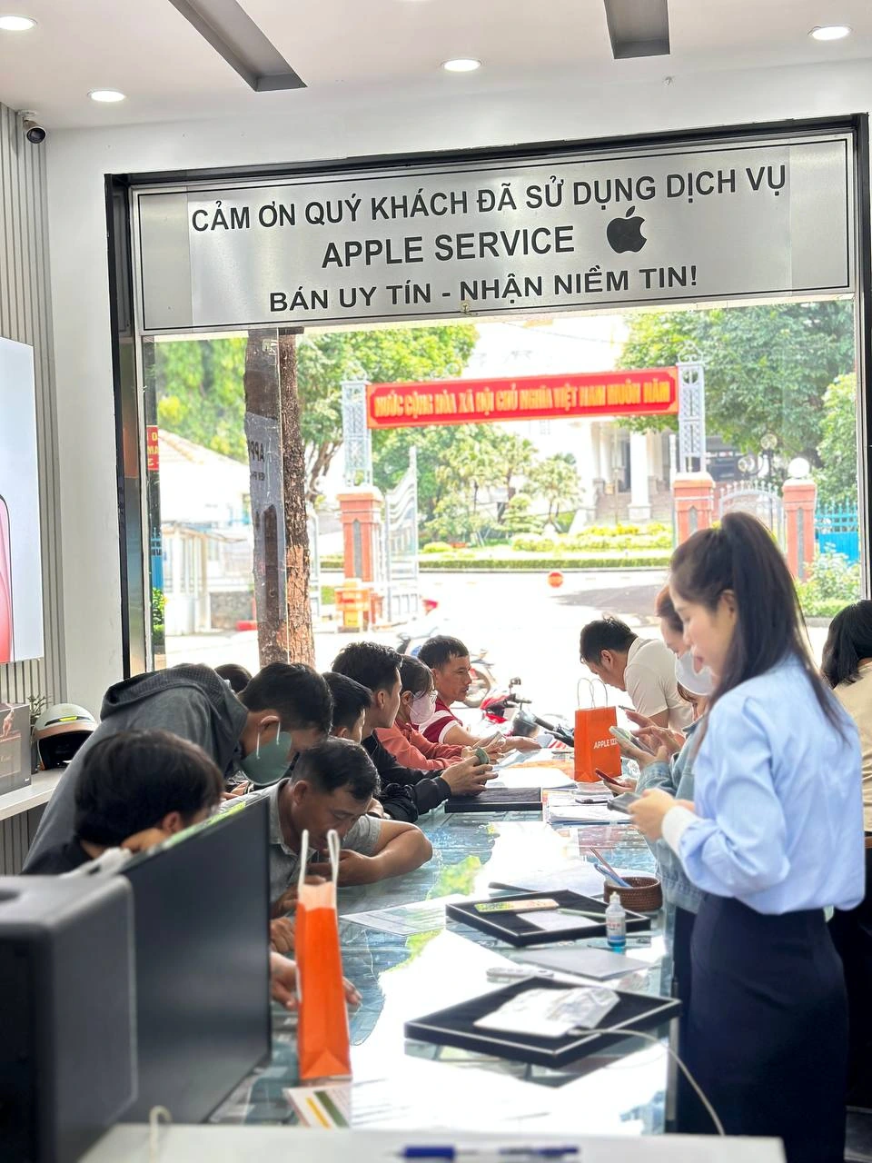 Không gian Apple 123 Pleiku luôn sôi động cùng quý khách hàng – cảm ơn sự ủng hộ bền bỉ suốt 9 năm!