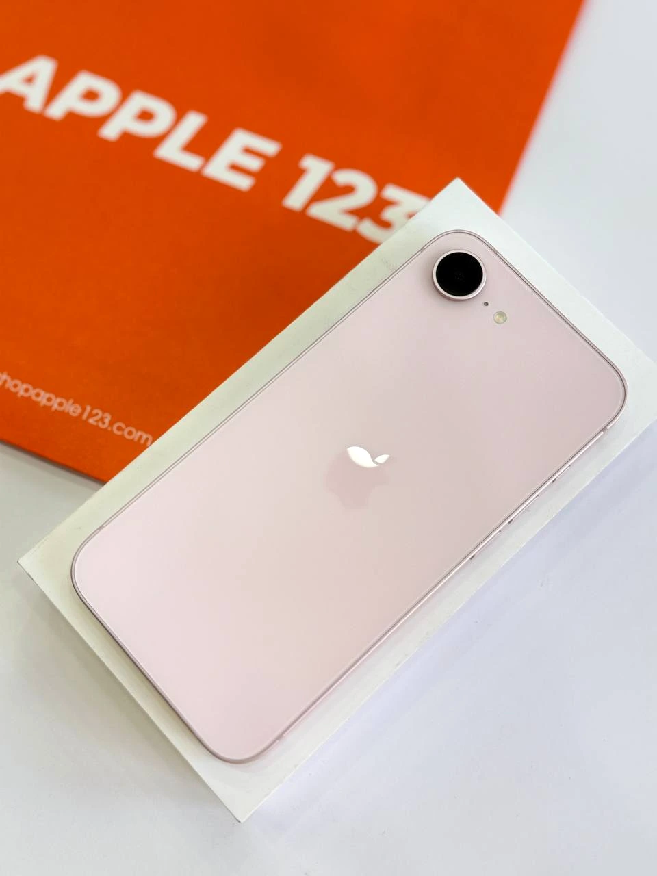 Chiếc iPhone hồng tinh tế đã sẵn sàng cùng bạn tại Apple 123 Pleiku. Cảm ơn sự tin yêu của quý khách suốt 9 năm qua!