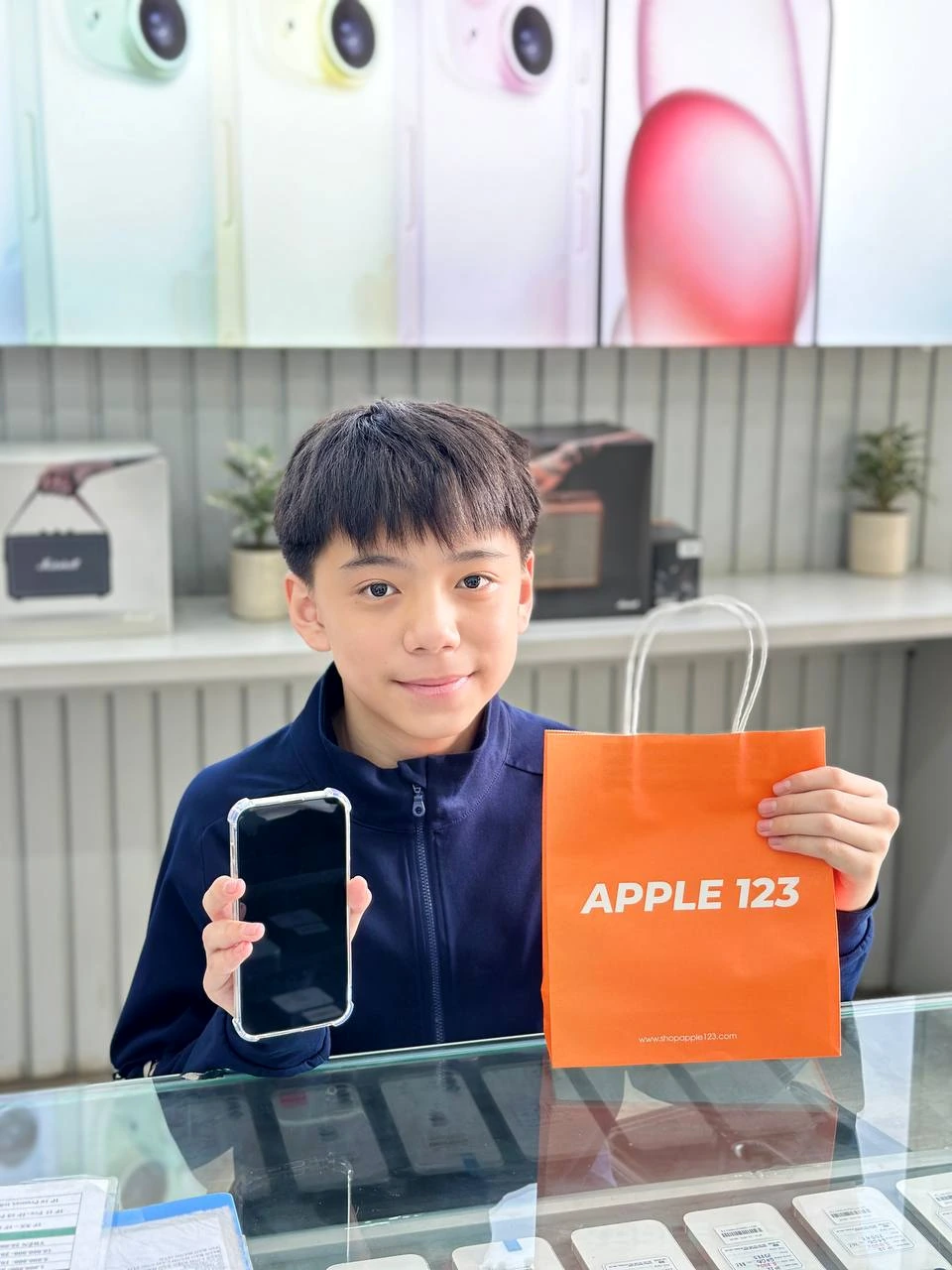 Gương mặt rạng rỡ của bạn trẻ khi sở hữu iPhone mới tại Apple 123. Chúc bạn trải nghiệm thật tuyệt vời!