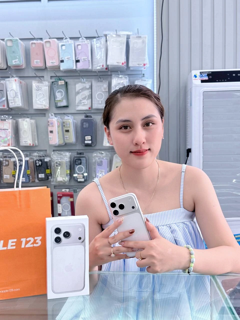Khách cầm iPhone 15 Pro Max mới nhận tại Shop Apple 123 Pleiku — niềm vui chính hãng cửa hàng iPhone Gia Lai uy tín