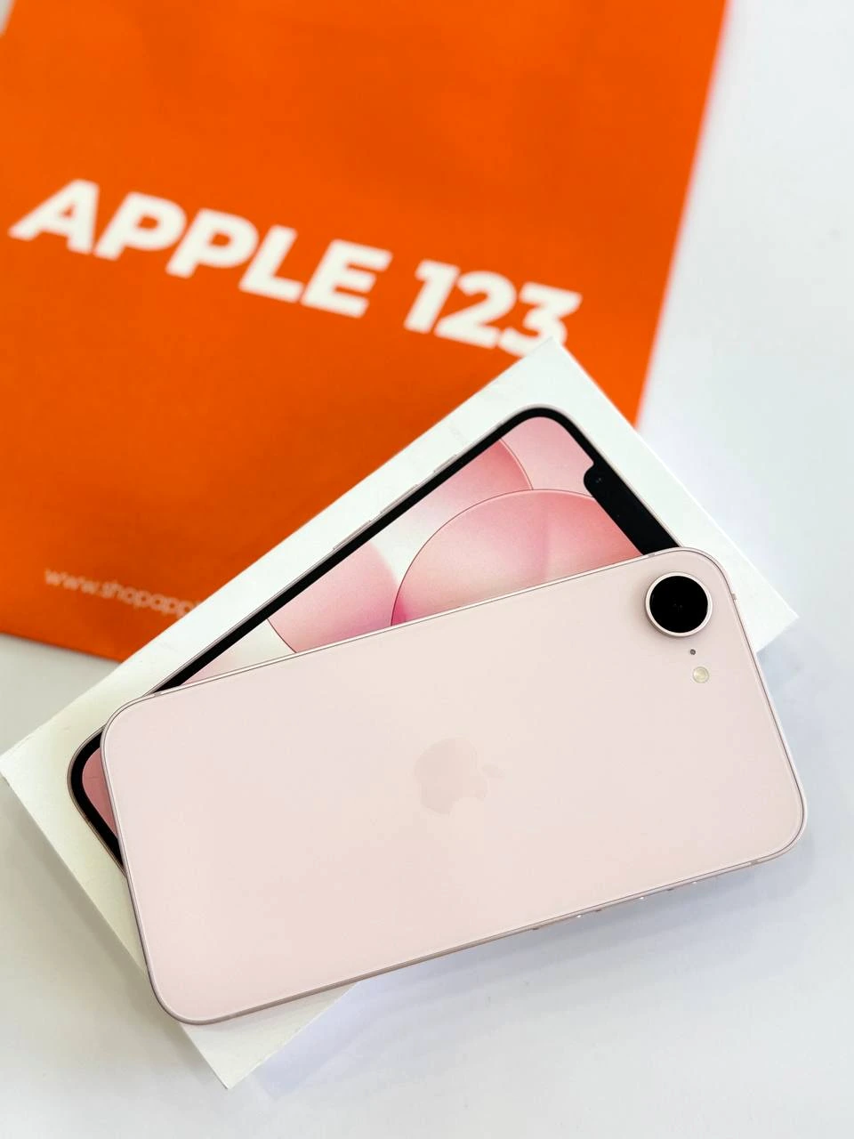 Sắc hồng ngọt ngào của iPhone mới đã có mặt tại Shop Apple 123, sẵn sàng chờ bạn rinh về trải nghiệm!