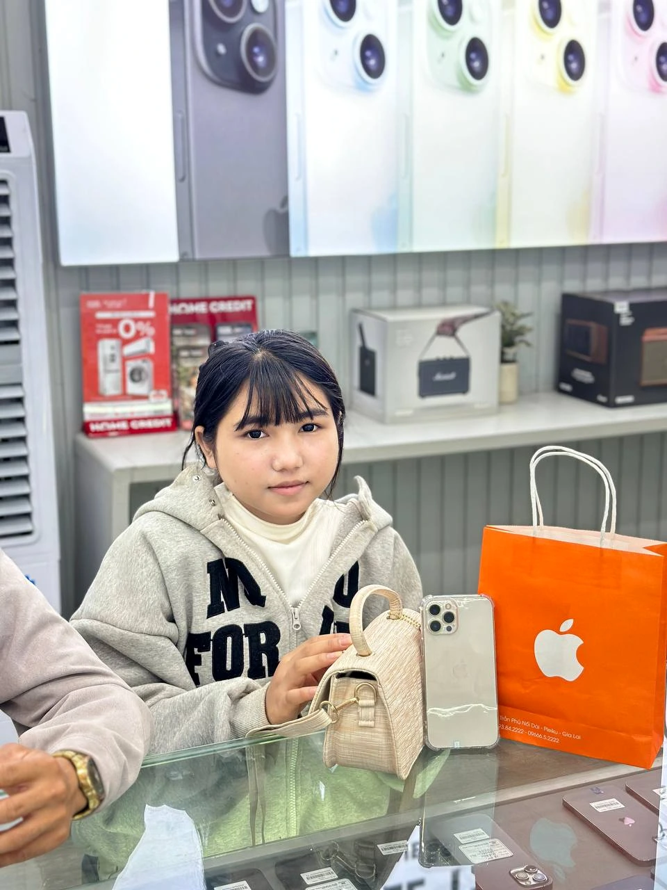 Niềm vui rạng rỡ của bạn khách khi sở hữu iPhone Pro tại Apple 123. Chúc bạn có những trải nghiệm tuyệt vời cùng sản phẩm mới!