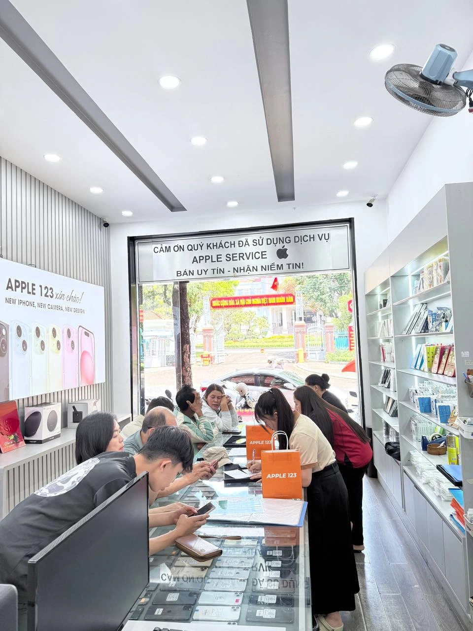 Không khí nhộn nhịp tại Shop Apple 123 Pleiku, cảm ơn quý khách đã luôn tin tưởng và ủng hộ suốt 9 năm qua.