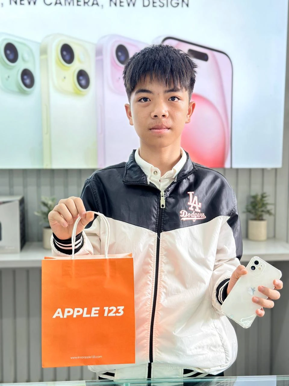 Cảm ơn bạn trẻ đã tin tưởng chọn chiếc iPhone mới tại Apple 123. Chúc bạn có những trải nghiệm thật vui!