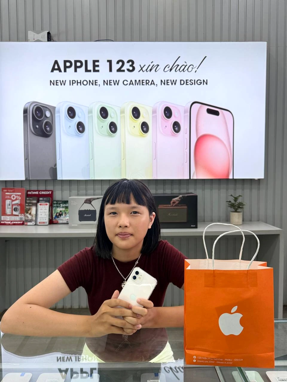 Cảm ơn bạn khách xinh đã tin tưởng chọn chiếc iPhone mới tại Apple 123 Pleiku. Chúc bạn có những trải nghiệm thật tuyệt!