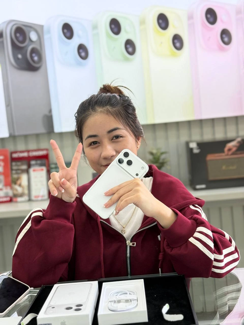 Nụ cười rạng rỡ của quý khách khi đón iPhone 15 Pro mới tại Apple 123 Pleiku. Chúc bạn trải nghiệm thật vui!
