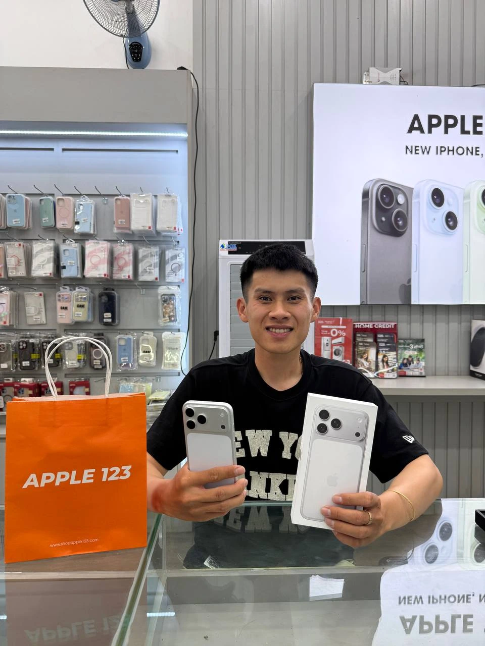 Anh khách Pleiku rạng rỡ nhận iPhone 15 Pro Like New tại Apple 123 — quyết định đúng đắn cho ngân sách + môi trường