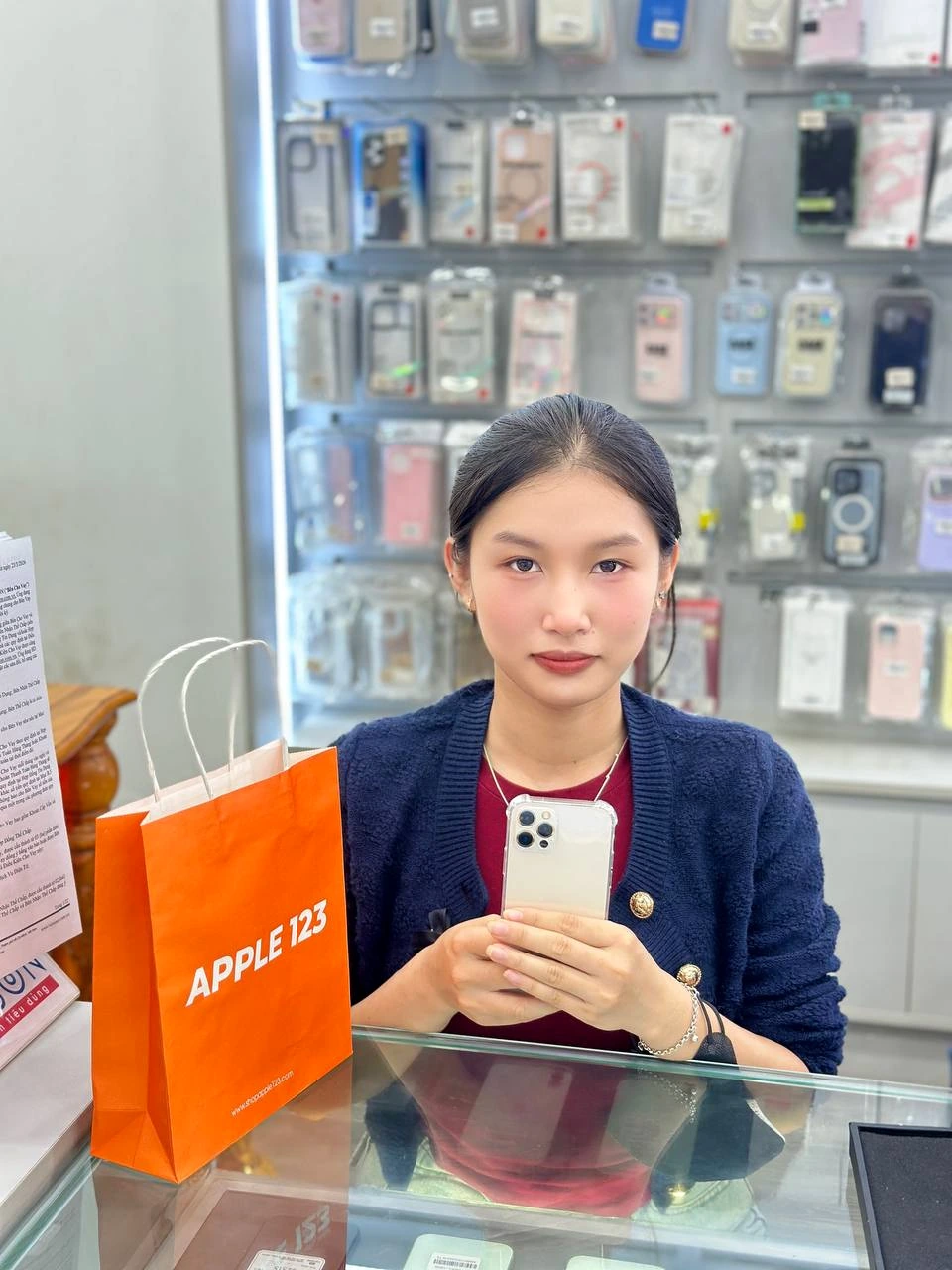 Hạnh phúc khi chị khách tin chọn iPhone Pro tại Shop Apple 123 Pleiku. Chúc chị luôn hài lòng với siêu phẩm mới!