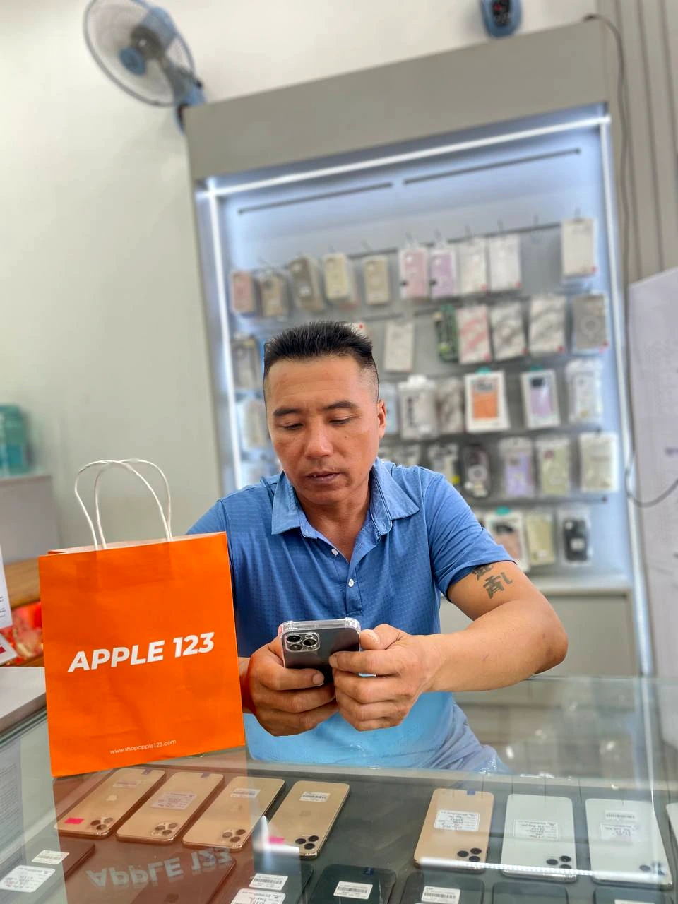 Hạnh phúc khi Apple 123 Pleiku đón anh khách tin tưởng chọn iPhone mới. Chúc anh có những trải nghiệm thật tuyệt vời!