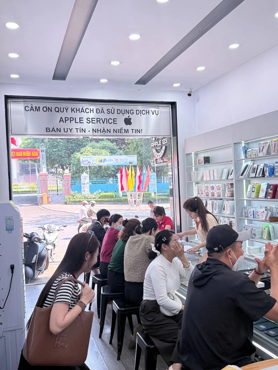 Shop Apple 123 Pleiku tấp nập khách cuối tuần — dịch vụ thay pin iPhone uy tín 9 năm tại Gia Lai