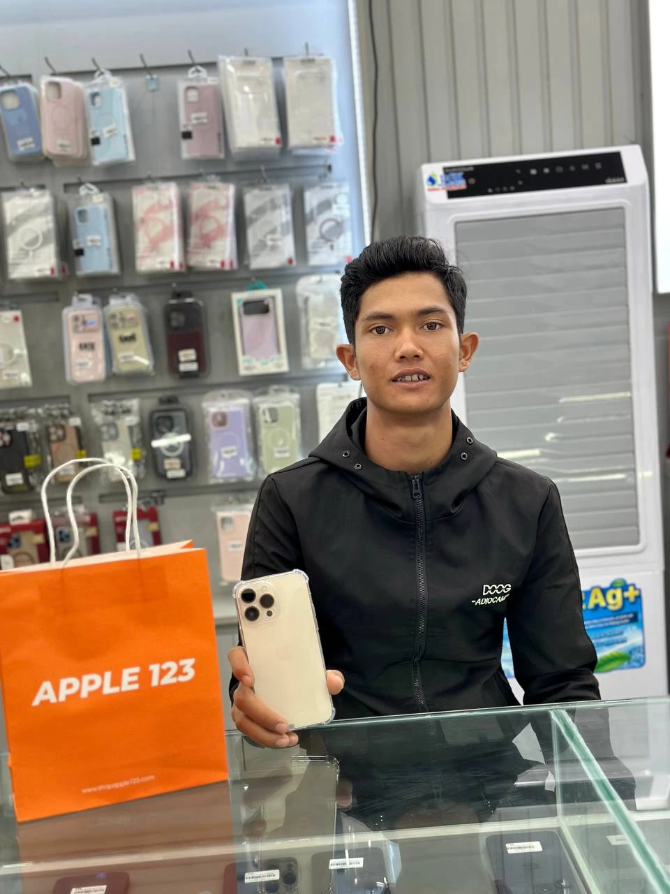 Cảm ơn anh khách đã tin tưởng chọn chiếc iPhone mới tại Shop Apple 123. Chúc anh có trải nghiệm tuyệt vời!
