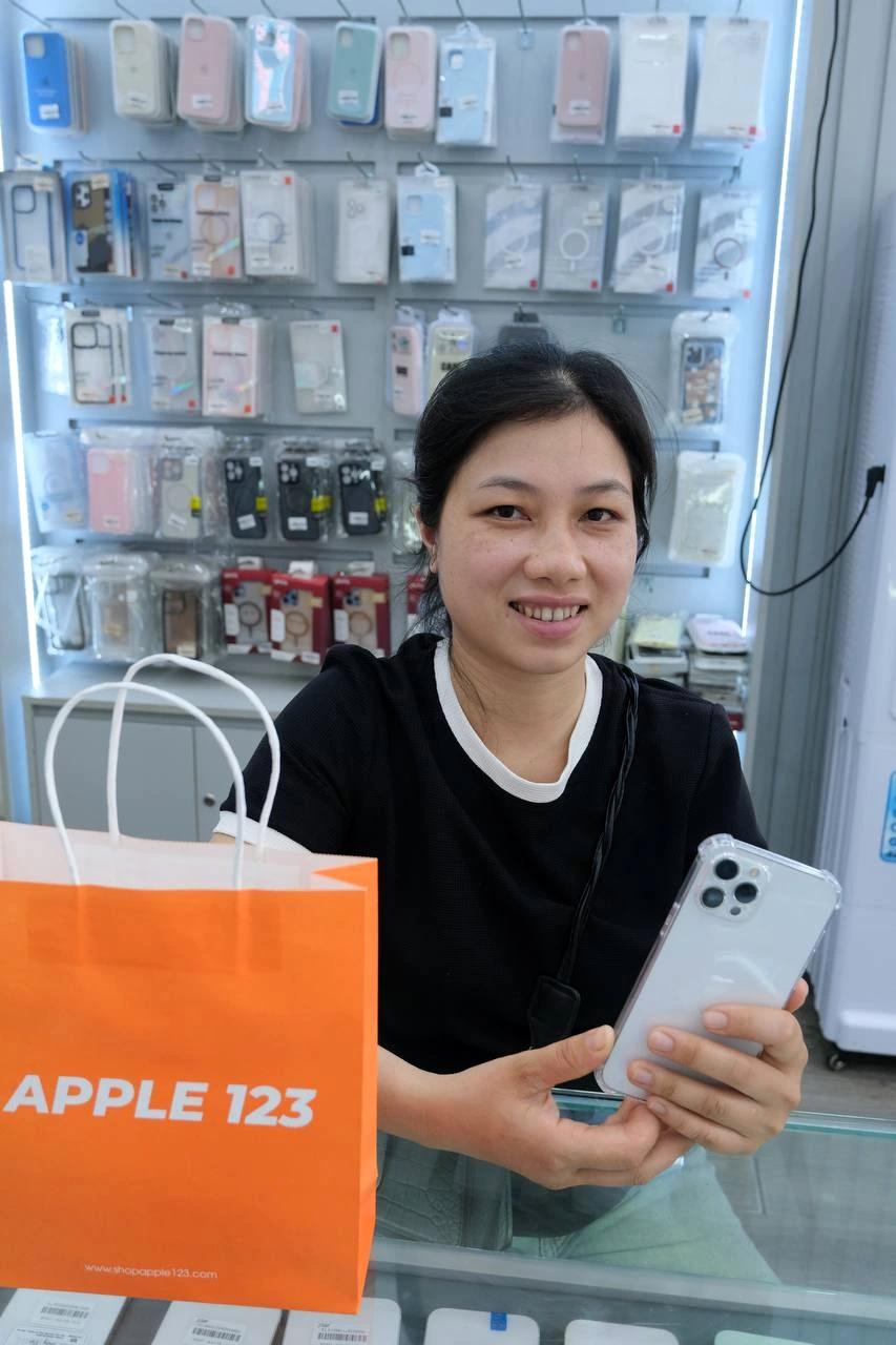 Nụ cười rạng rỡ của chị khách khi sở hữu chiếc iPhone Pro mới tại Apple 123 — chúc chị trải nghiệm thật vui!