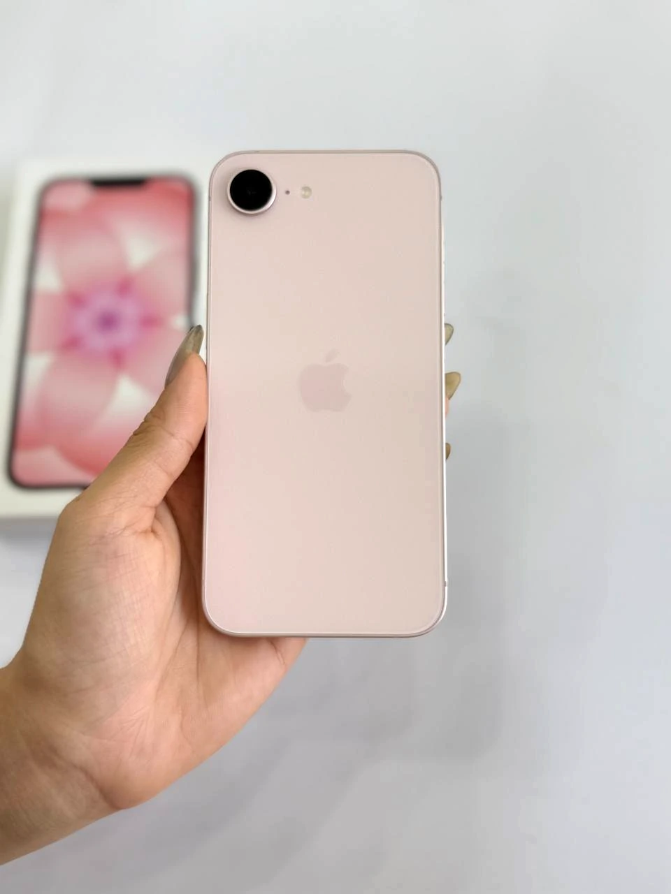 Nâng tầm phong cách cùng iPhone SE màu hồng tinh tế từ Apple 123 Pleiku. 9 năm uy tín, yên tâm bạn nhé!