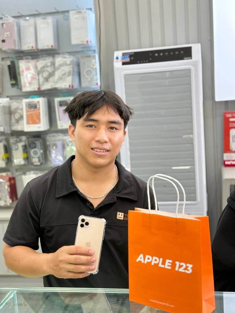 Cảm ơn anh khách đã ghé Apple 123 Pleiku và rước iPhone 11 Pro về nhà. Chúc anh trải nghiệm vui vẻ!