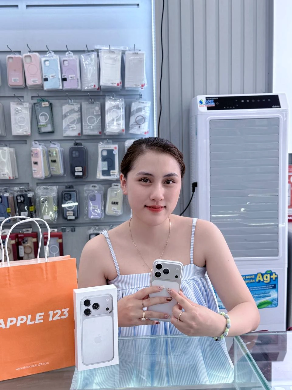 Cảm ơn quý khách đã tin tưởng lựa chọn iPhone 15 Pro tại Apple 123 Pleiku, chúc chị trải nghiệm thật tuyệt vời! ❤️