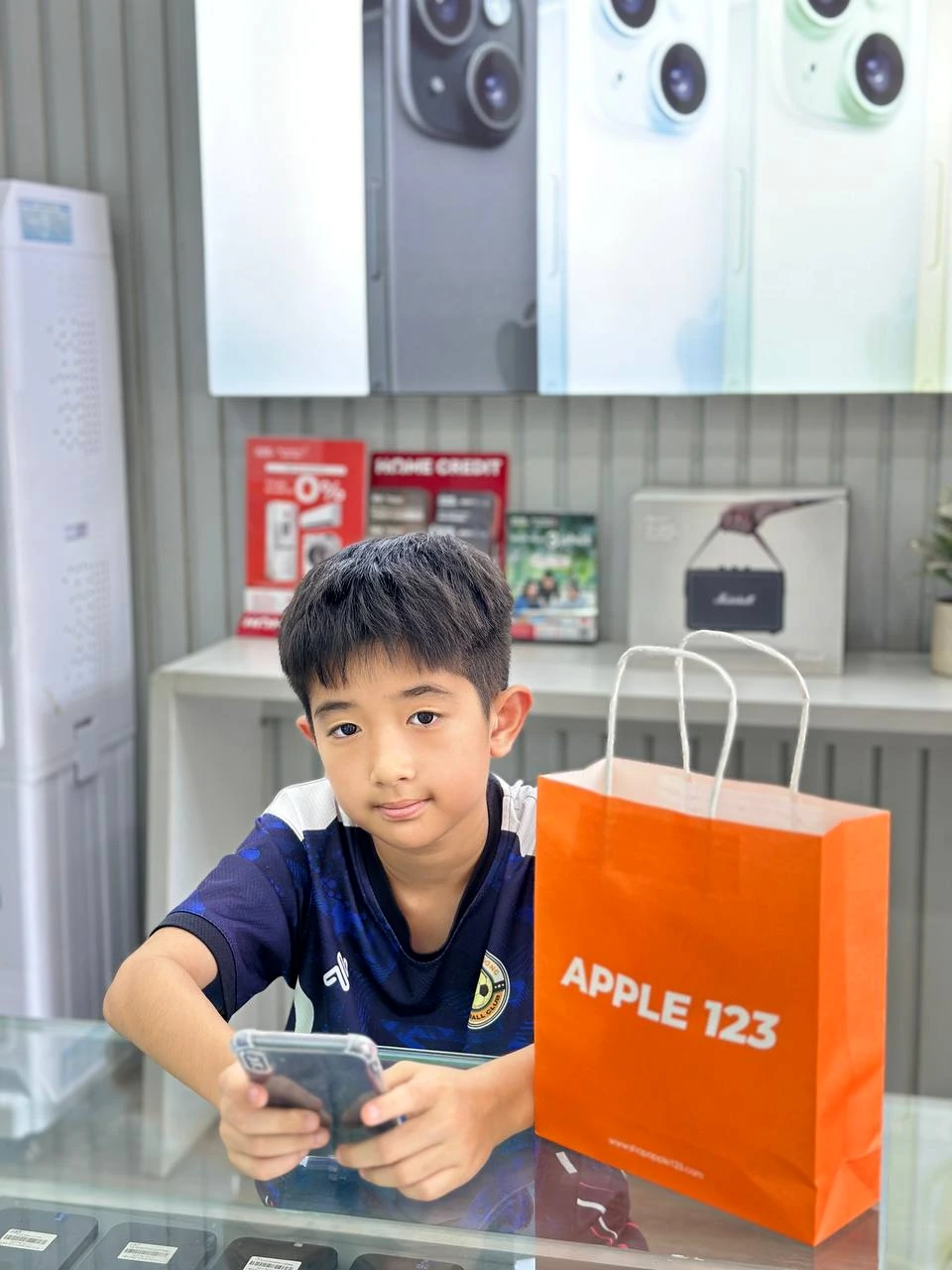Apple 123 Pleiku cảm ơn khách hàng nhí đã tin chọn chiếc iPhone mới — 9 năm uy tín, niềm vui trao tay!