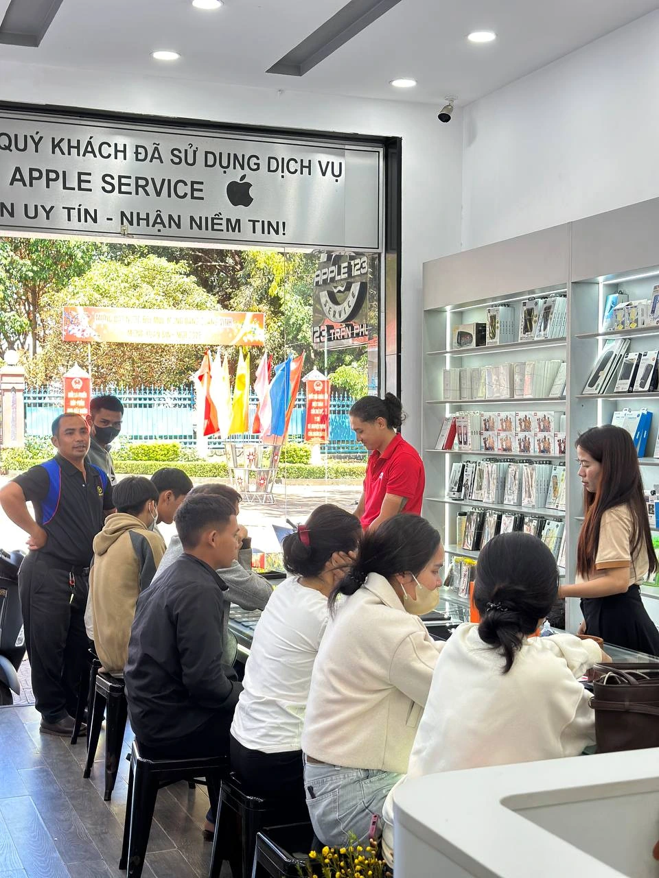 Thật vui khi Shop Apple 123 lại tấp nập anh chị ghé thăm. Cảm ơn sự tin tưởng của quý khách suốt 9 năm qua!