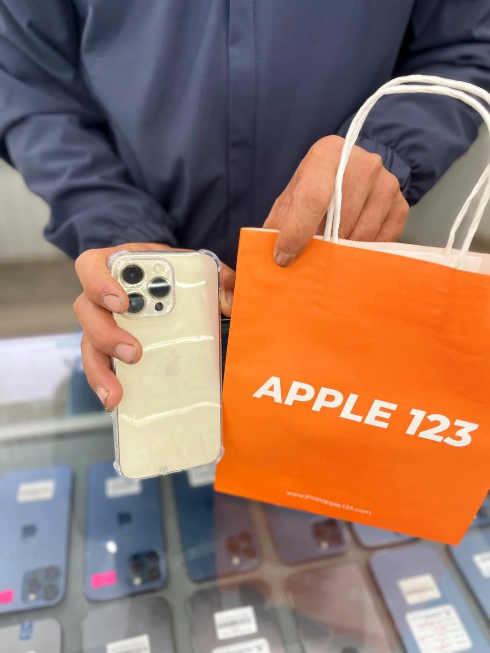 Cảm ơn khách hàng đã tin tưởng chọn iPhone 15 Pro Max tại Apple 123 Pleiku. Chúc bạn trải nghiệm thật vui!