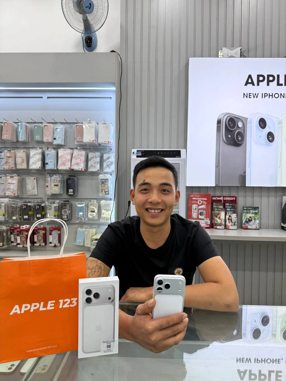 Khách hài lòng nhận iPhone trả góp tại Apple 123 Pleiku — đã tính ngân sách phù hợp với thu nhập