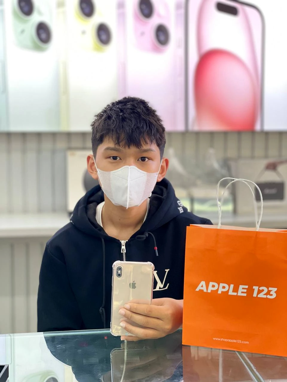 Cảm ơn khách hàng trẻ đã tin tưởng chọn chiếc iPhone yêu thích tại Apple 123 Pleiku. Chúc bạn trải nghiệm thật vui! ❤️