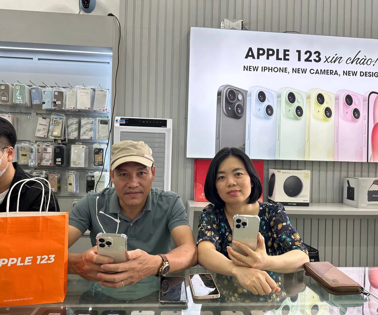 Niềm vui khi Apple 123 Pleiku đón cặp đôi khách hàng sở hữu iPhone 15 Pro – chúc anh chị trải nghiệm thật tuyệt vời!