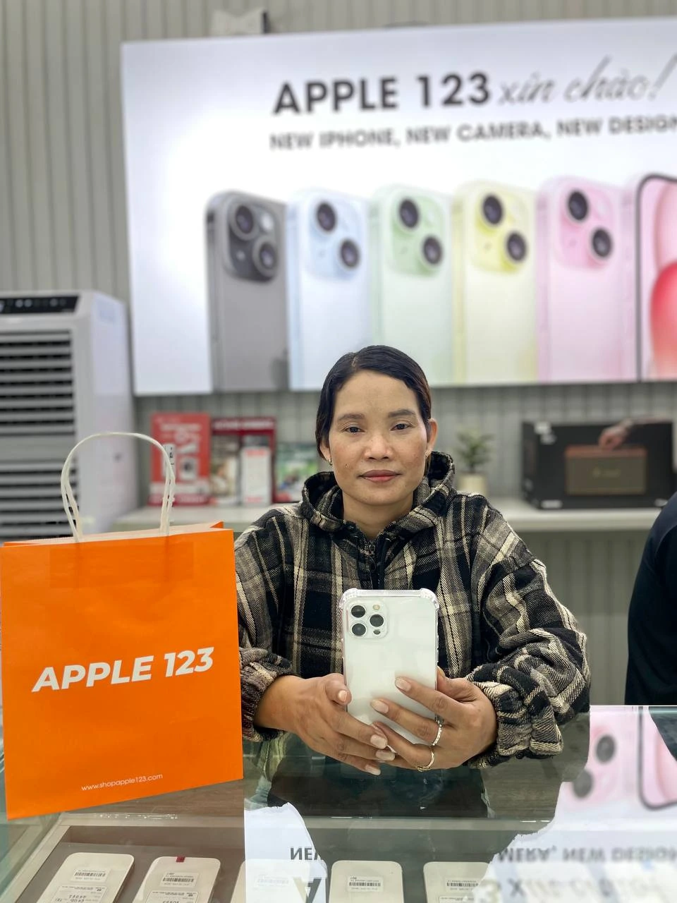Niềm vui rạng rỡ khi chị khách chọn iPhone 15 Pro Max mới tại Apple 123 Pleiku. Chúc chị trải nghiệm thật tuyệt vời!
