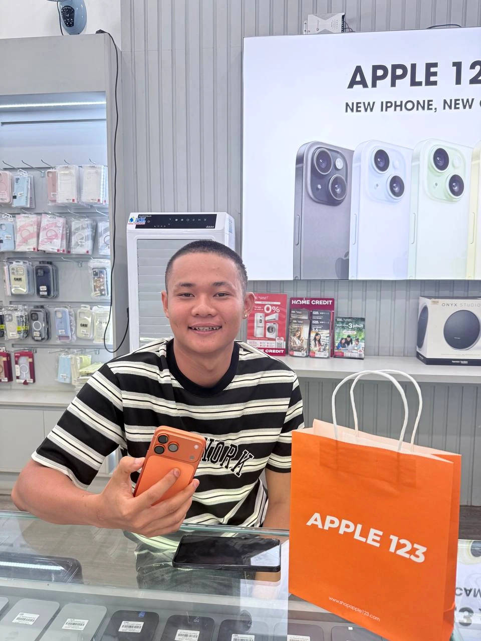Anh khách hài lòng nhận lại iPhone đã bảo dưỡng tại Shop Apple 123 Pleiku
