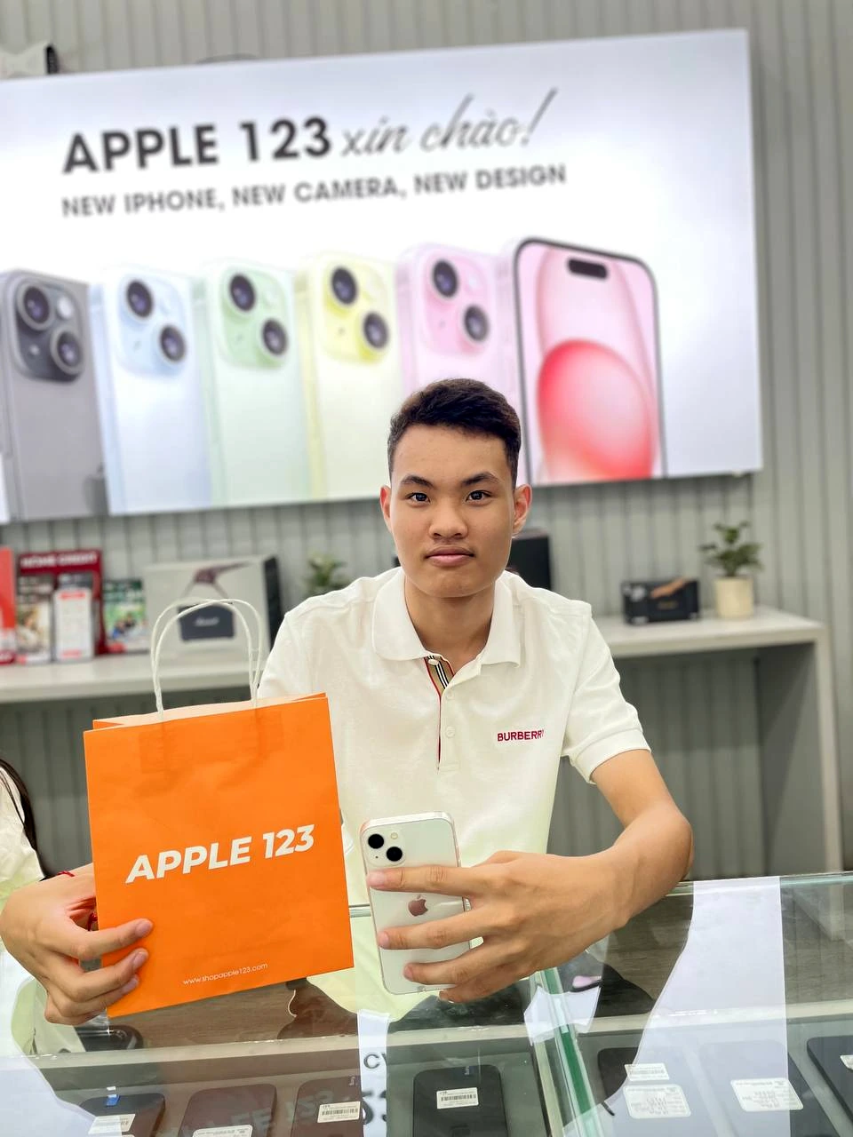 Cảm ơn anh khách đã tin tưởng chọn chiếc iPhone mới tại Apple 123 Pleiku. Chúc anh có trải nghiệm tuyệt vời!