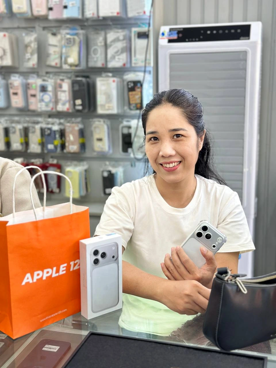 Cảm ơn chị khách đã tin tưởng chọn iPhone 15 Pro tại Apple 123 Pleiku. Chúc chị có những trải nghiệm thật tuyệt vời với siêu phẩm mới!