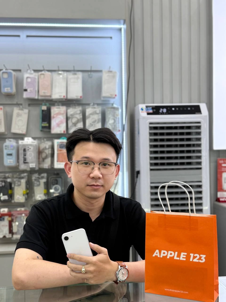 Apple 123 Pleiku cảm ơn anh khách đã tin tưởng chọn chiếc iPhone mới. Chúc anh có những trải nghiệm thật tuyệt vời!
