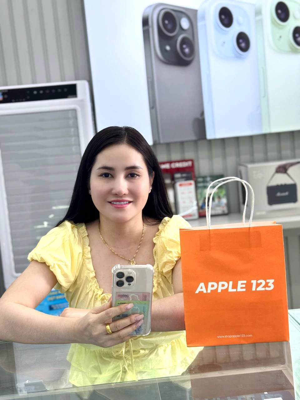 Cảm ơn chị khách xinh đẹp đã tin tưởng chọn iPhone 15 Pro tại Apple 123 Pleiku – chúc chị trải nghiệm thật vui!
