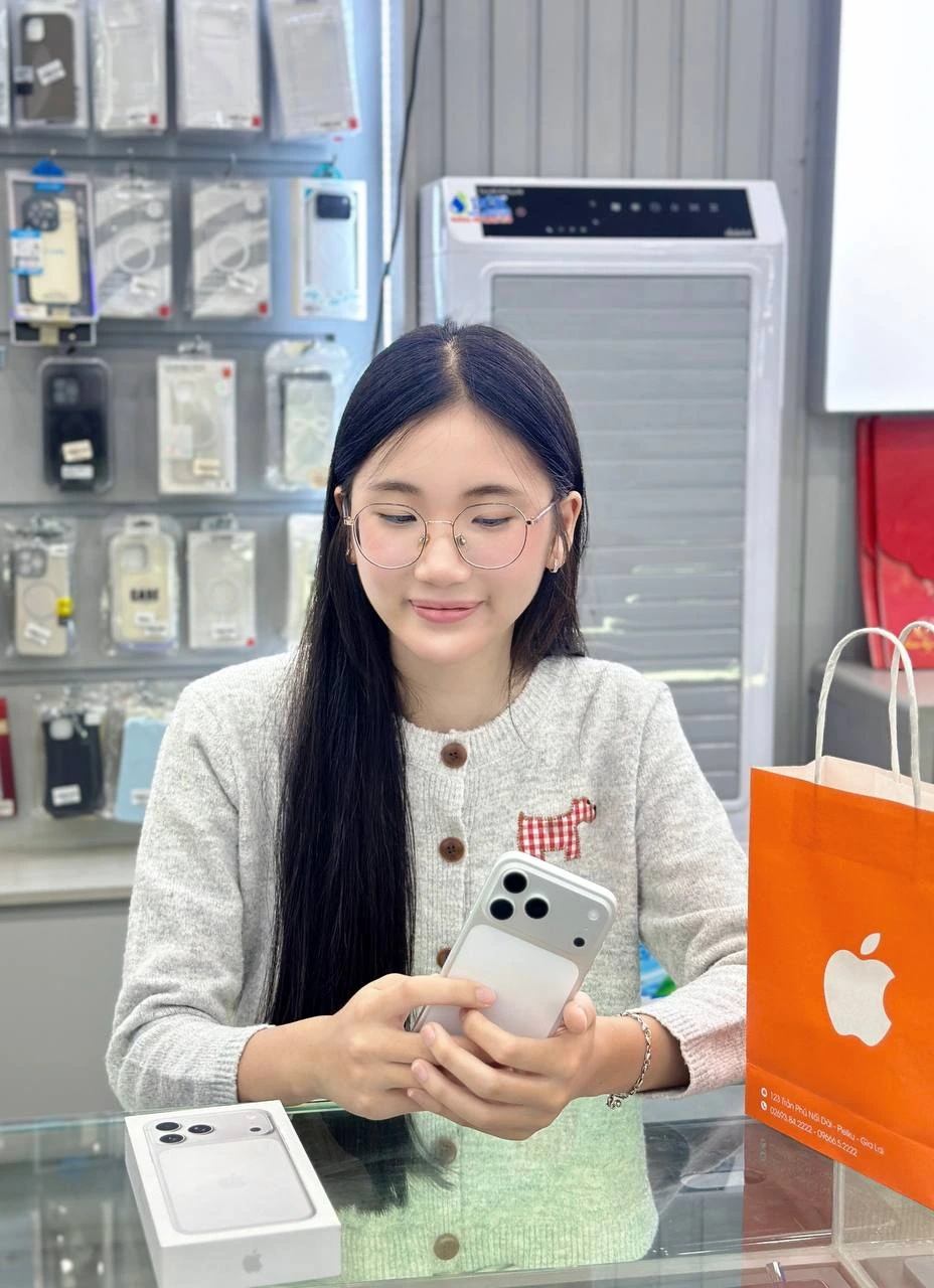 Khách hàng nhận iPhone 99% mới toanh tại Shop Apple 123 Pleiku — cách phân biệt và kiểm tra máy 99% chuẩn