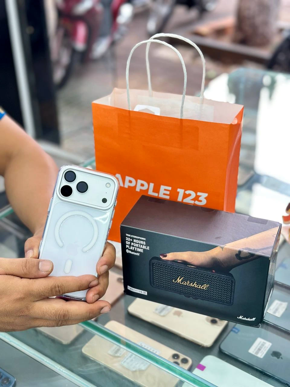 Cảm ơn quý khách đã tin chọn combo iPhone 15 Pro và loa Marshall tại Apple 123. Chúc bạn trải nghiệm thật vui!