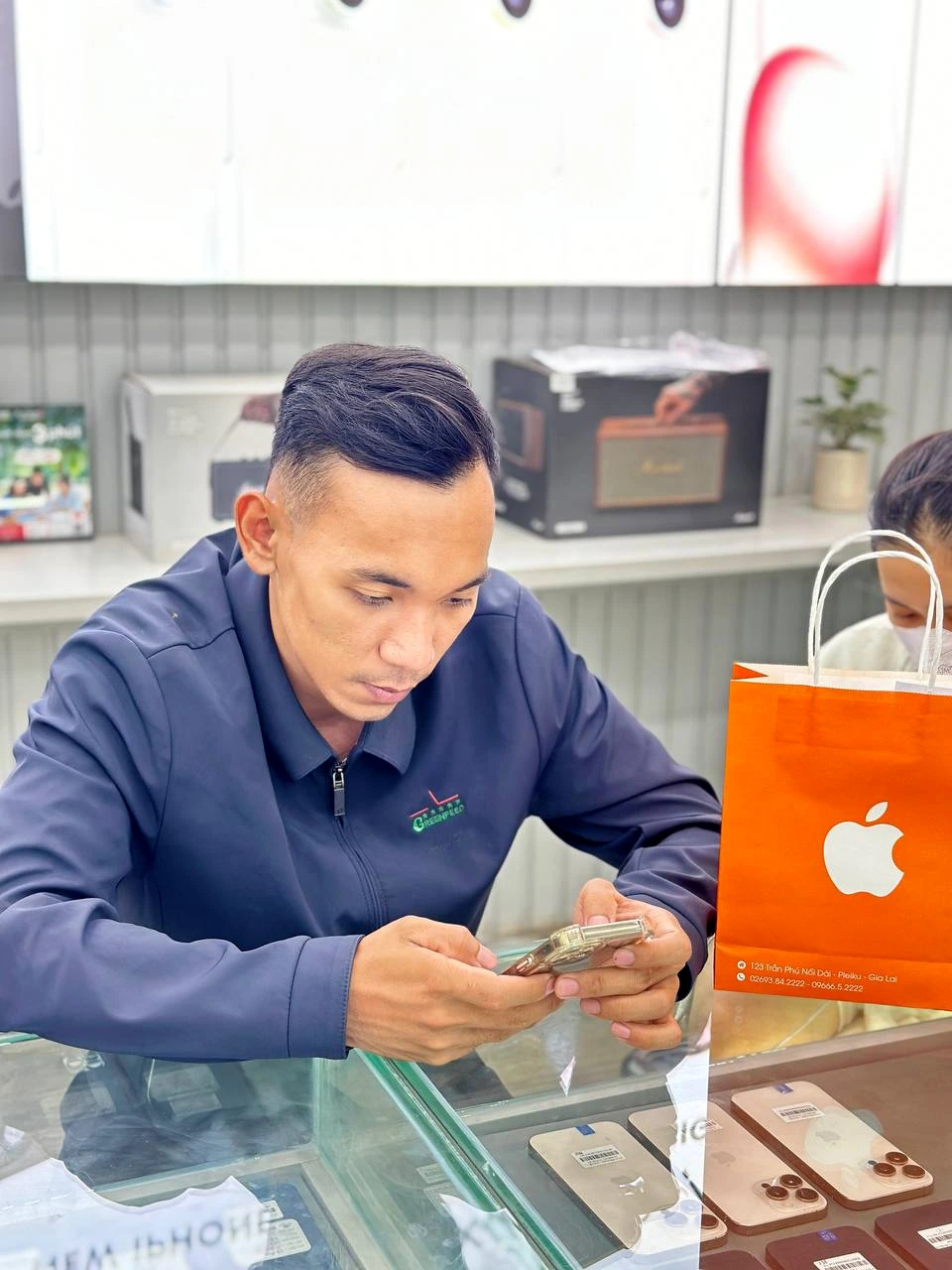 Apple 123 Pleiku vui mừng đón anh khách tin tưởng chọn mua chiếc iPhone 15 series! Chúc anh trải nghiệm thật đã nhé!