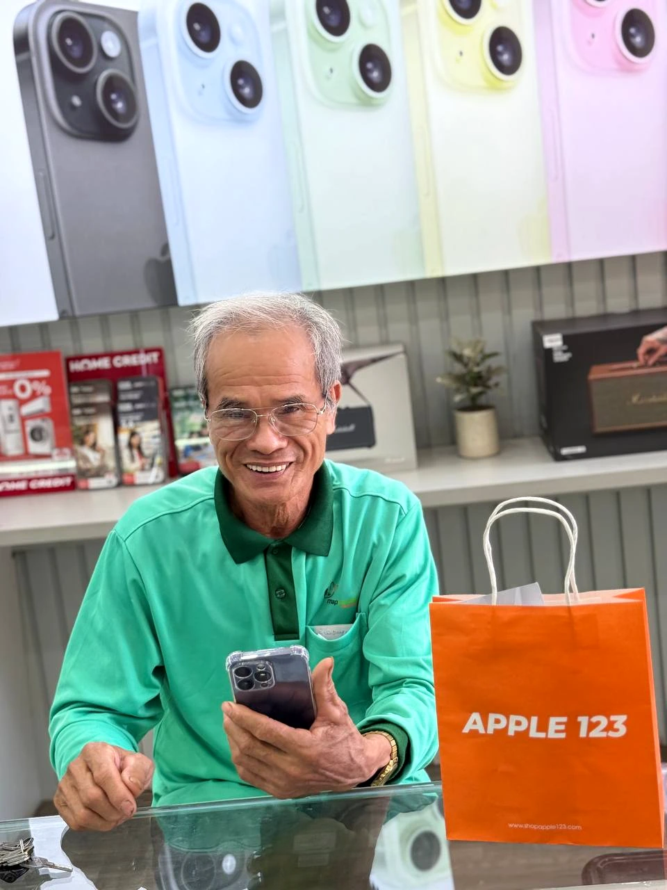 Nụ cười rạng rỡ của anh khách cùng chiếc iPhone mới tại Apple 123. Cảm ơn anh đã tin tưởng shop 9 năm qua!