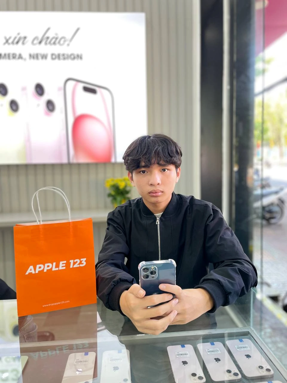 Niềm vui của Apple 123 Pleiku khi đón anh khách với chiếc iPhone Pro mới. Cảm ơn sự tin tưởng suốt 9 năm!