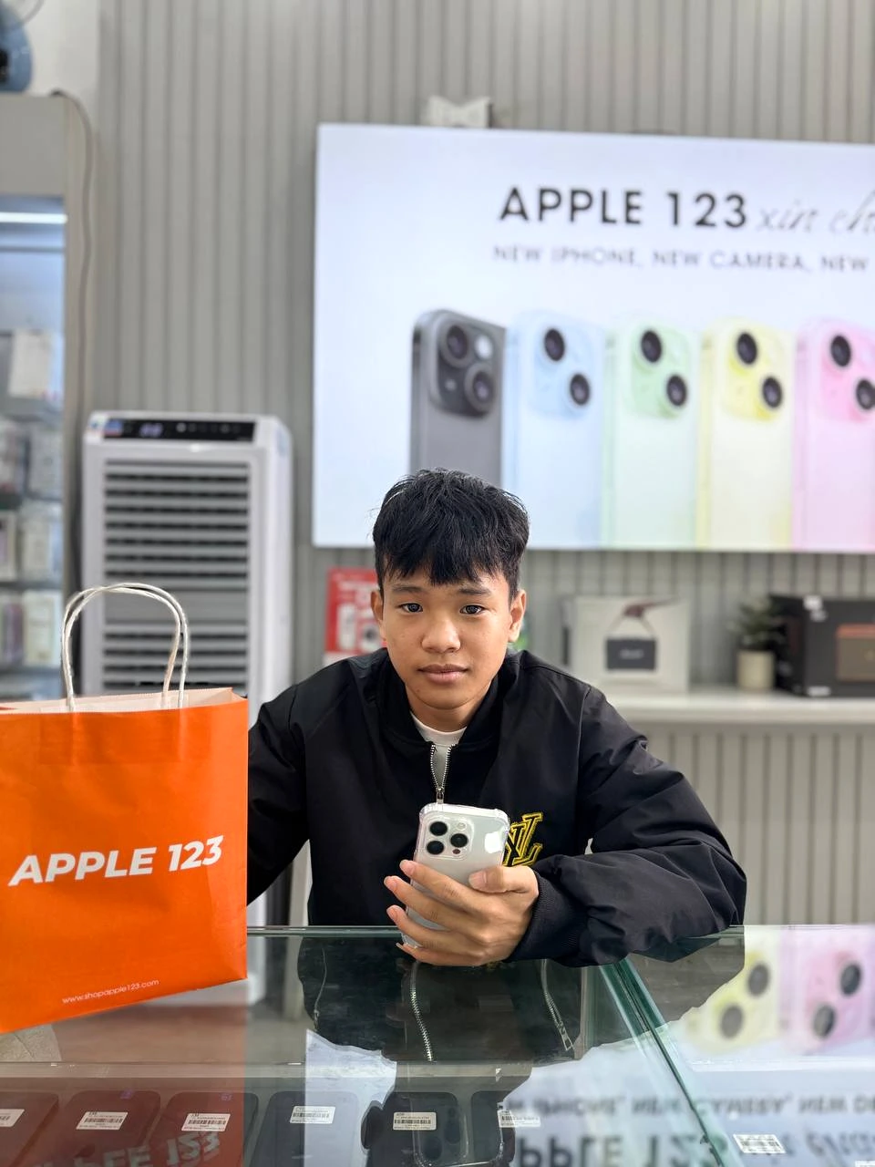 Cảm ơn anh khách đã tin tưởng chọn iPhone 15 Pro tại Apple 123 Pleiku — chúc anh trải nghiệm thật vui!