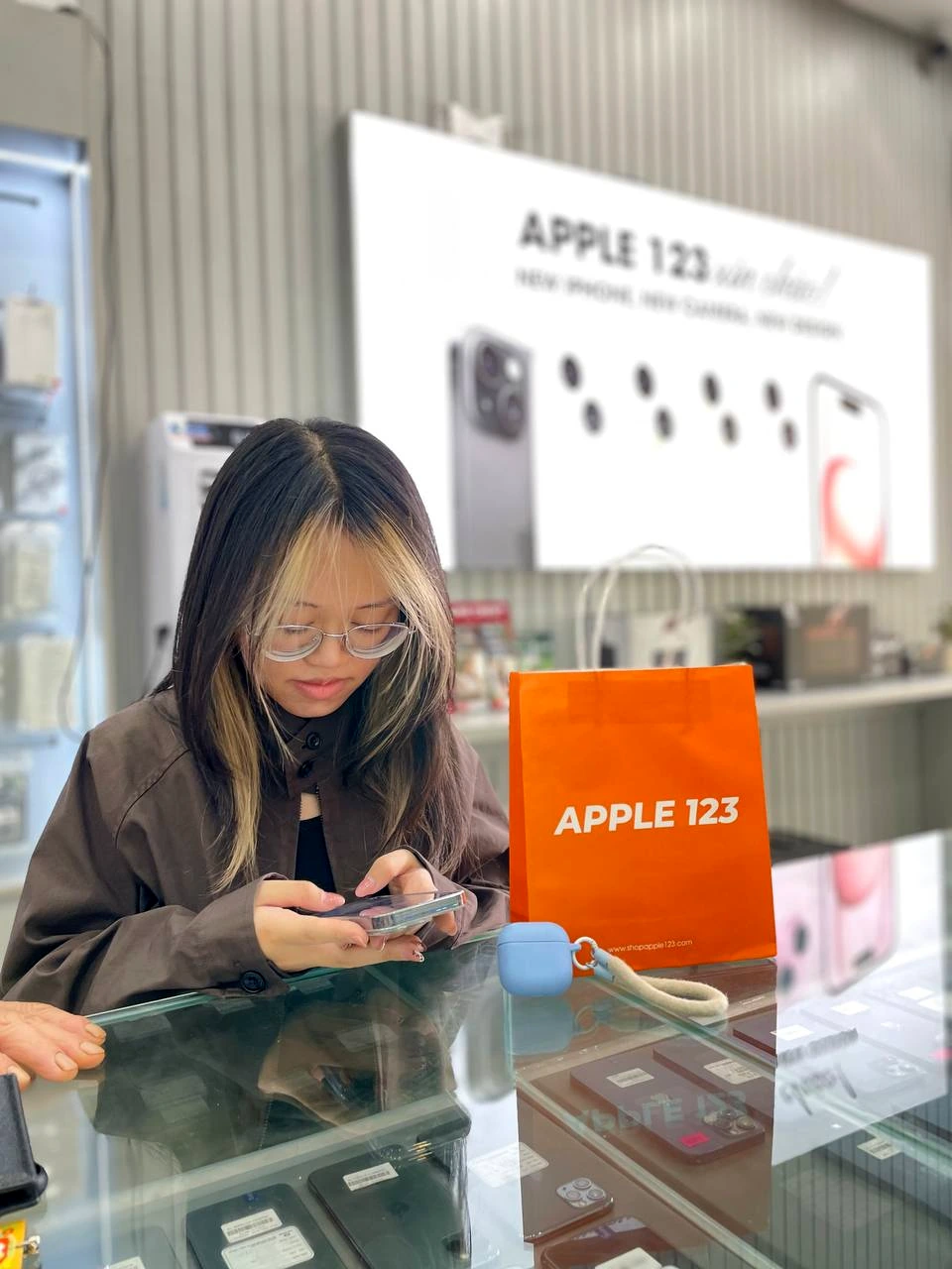 Khoảnh khắc tuyệt vời khi khách hàng ghé Apple 123 Pleiku sở hữu iPhone mới. Chúc bạn trải nghiệm thật vui!