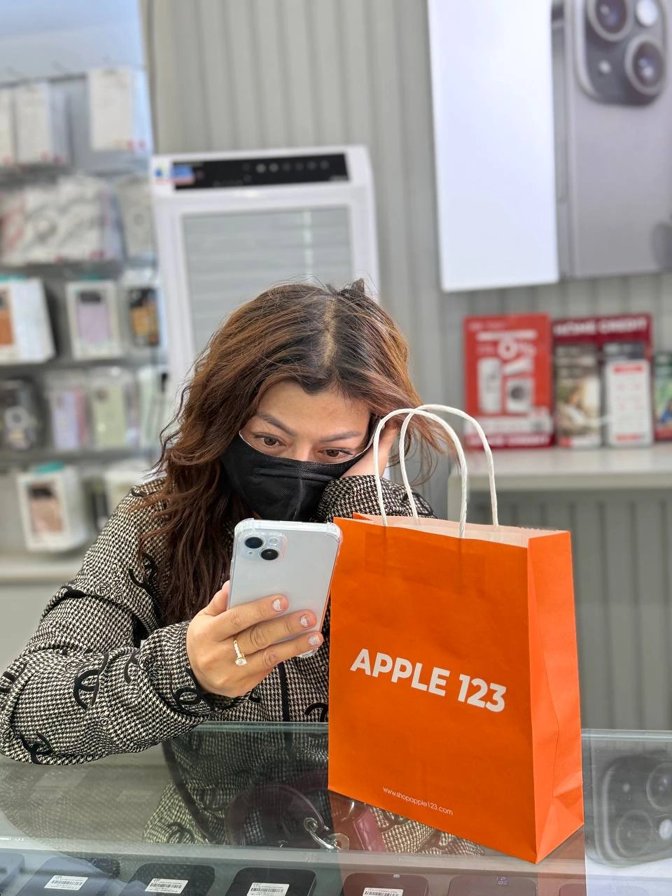 Niềm vui khi đón chị khách xinh đẹp cùng chiếc iPhone mới tại Shop Apple 123. Cảm ơn chị đã tin yêu 9 năm qua!