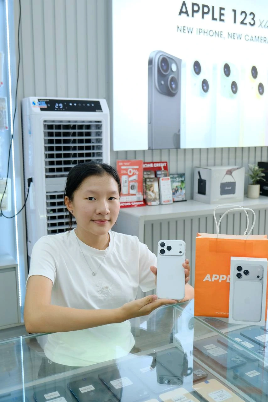 Nụ cười rạng rỡ của khách yêu khi sắm iPhone mới tại Apple 123 Pleiku. Chúc bạn trải nghiệm thật vui!