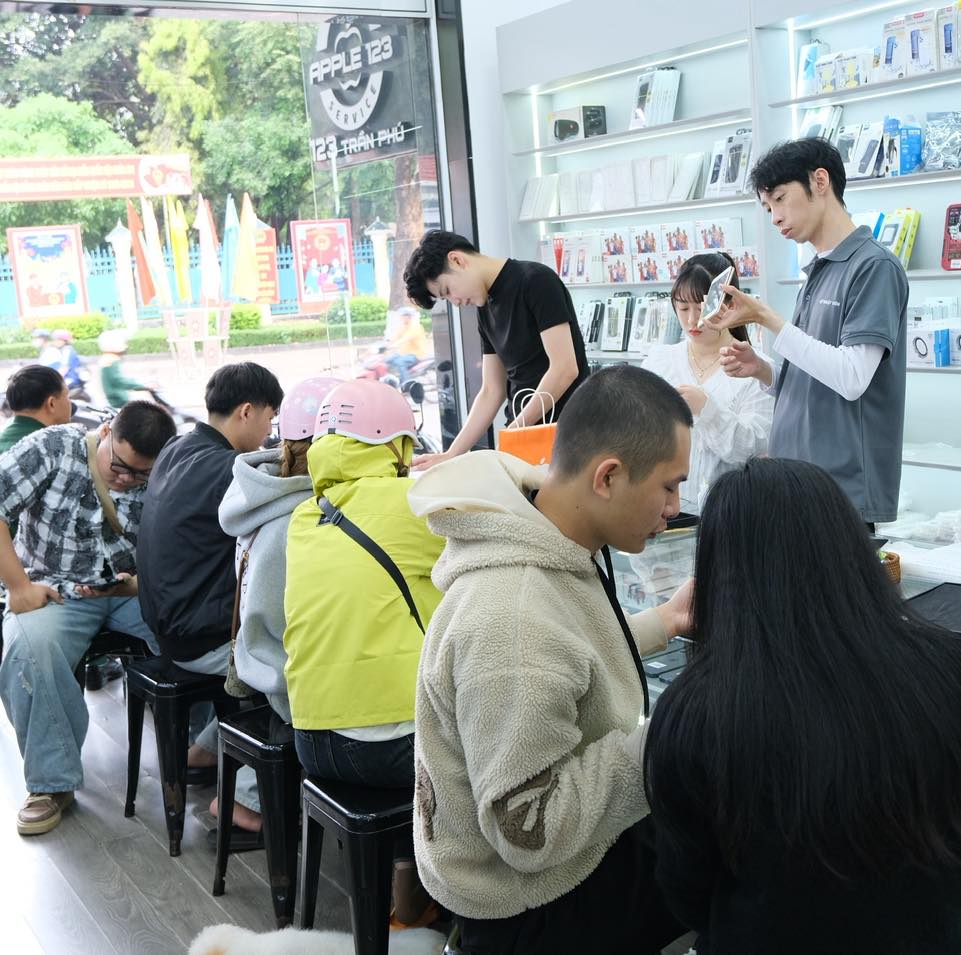 Khách hàng tại Apple 123 Pleiku