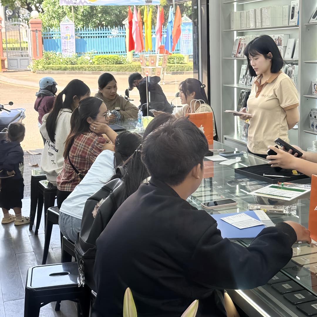 Khách hàng tại Apple 123 Pleiku