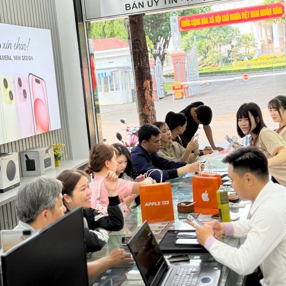 Khách hàng tại Apple 123 Pleiku