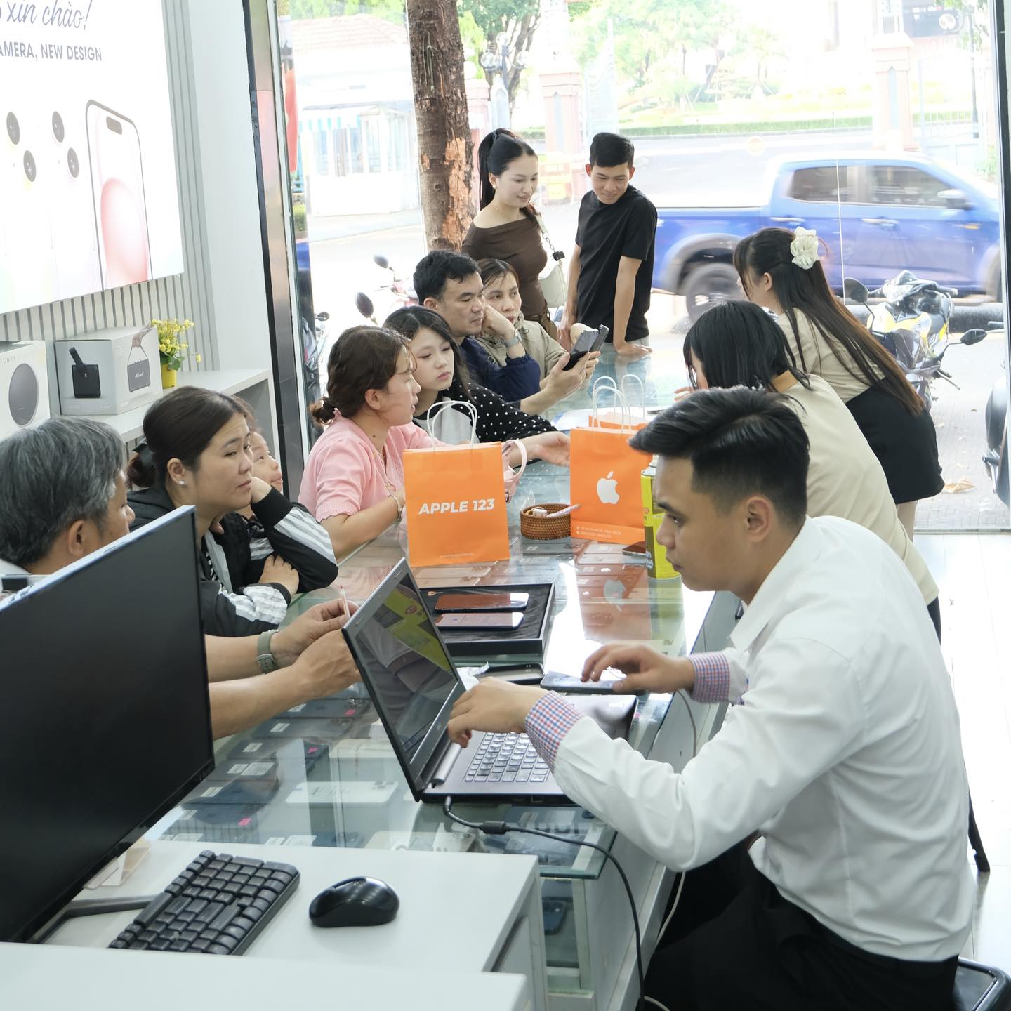 Khách hàng tại Apple 123 Pleiku