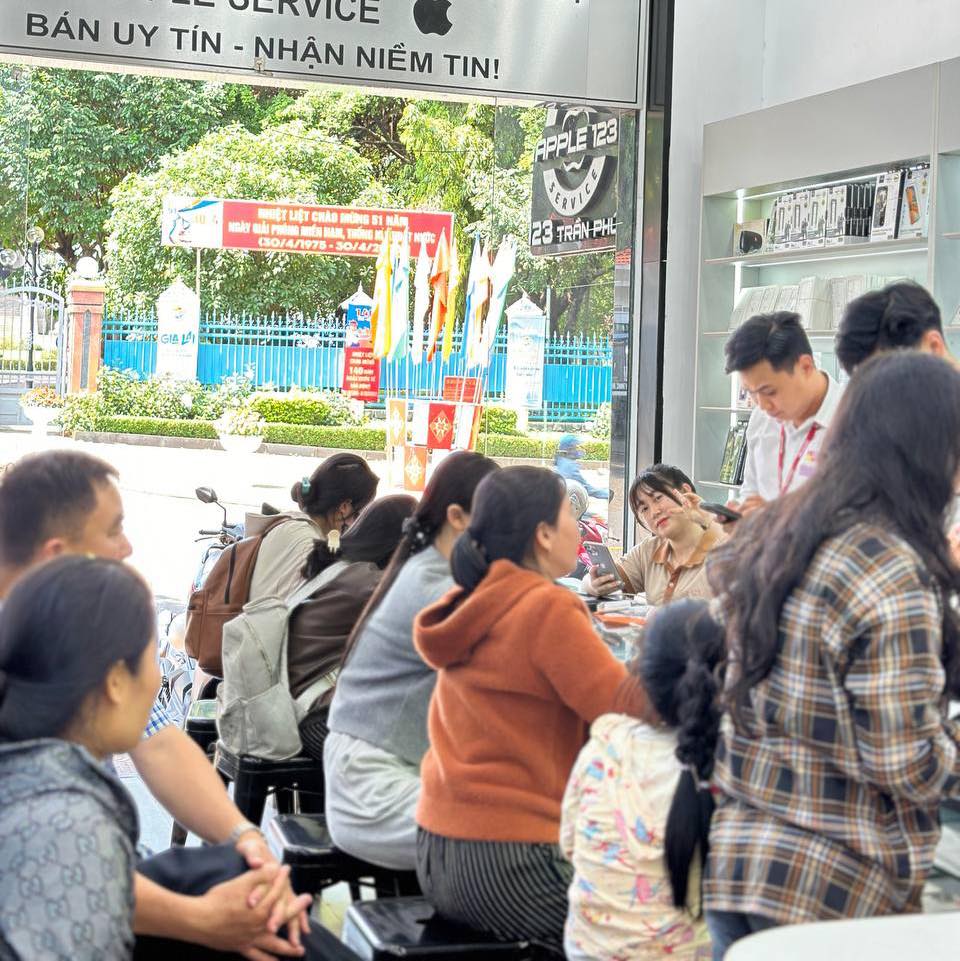 Khách hàng tại Apple 123 Pleiku